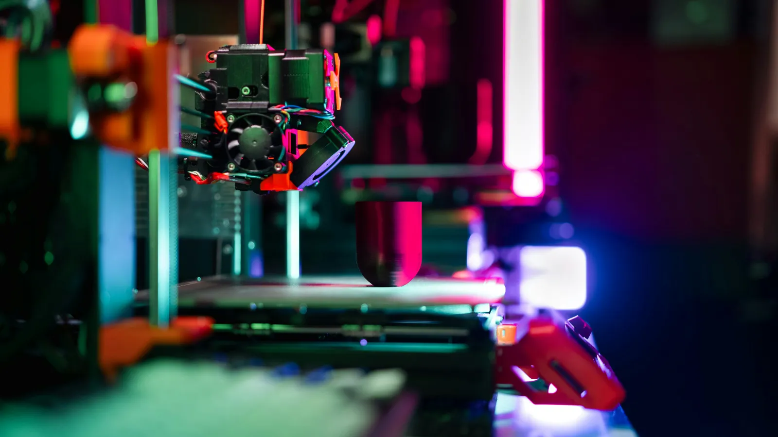 Colourfully lit 3D manufacturing process